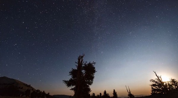 Time lapse d'une pluie d'étoiles filantes - Perseid Meteor